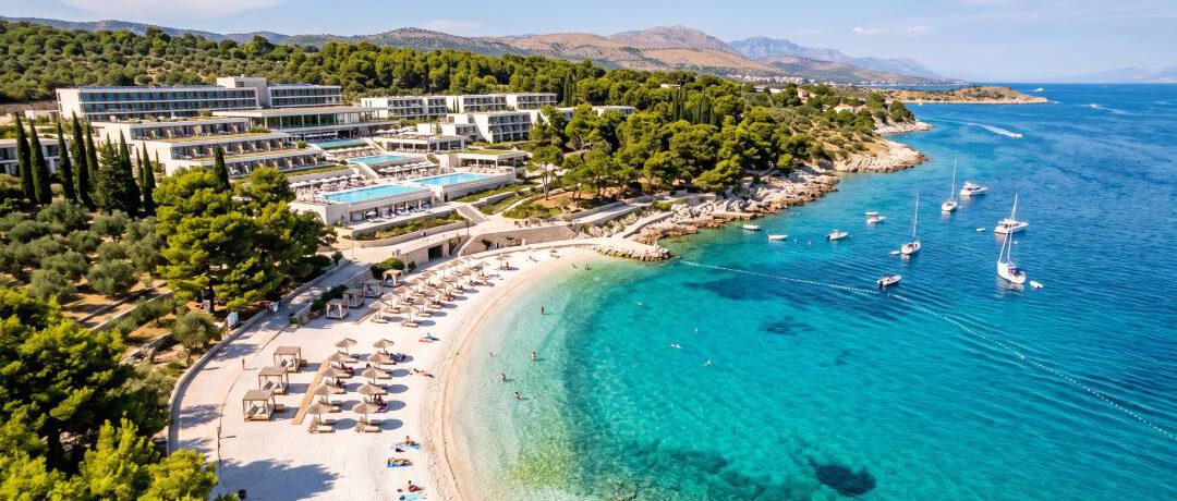 Drohnenaufnahme über der Dalmatinischen Küste.