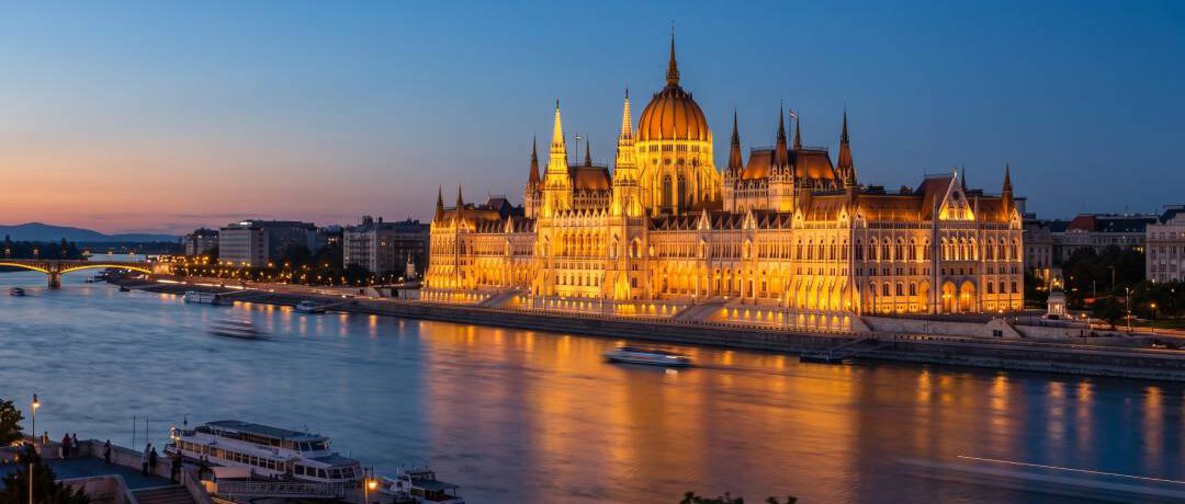 Das ungarische Parlament in Budapest beleuchtet zur blauen Stunde.